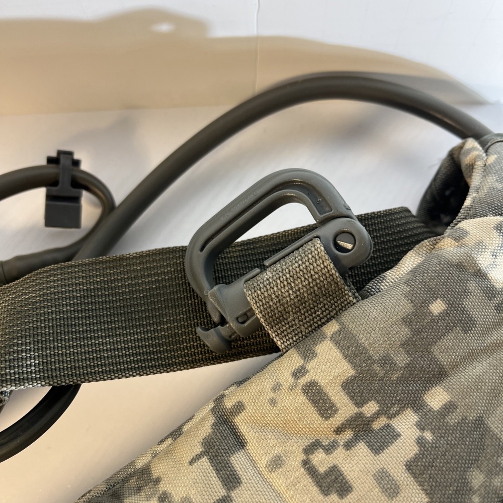 Molle II Hydration System Carrier WITH 100oz/3L Bladder ACU