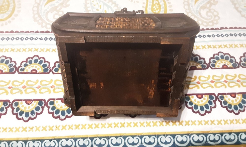 VINTAGE SMALL WOODEN CHEST