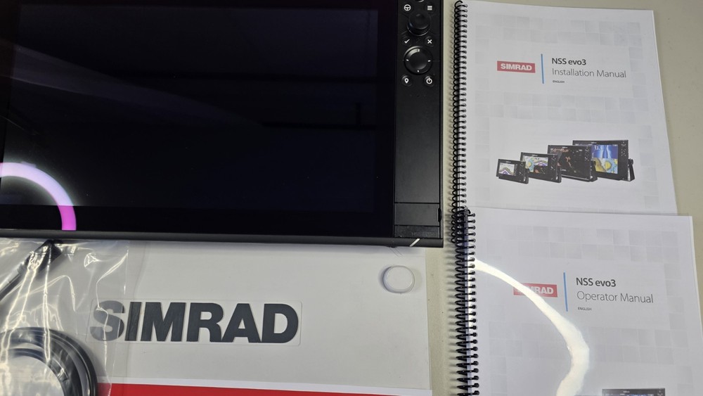 Simrad NSS16 evo3 16” MFD Chartplotter Fishfinder – Excellent Condition_