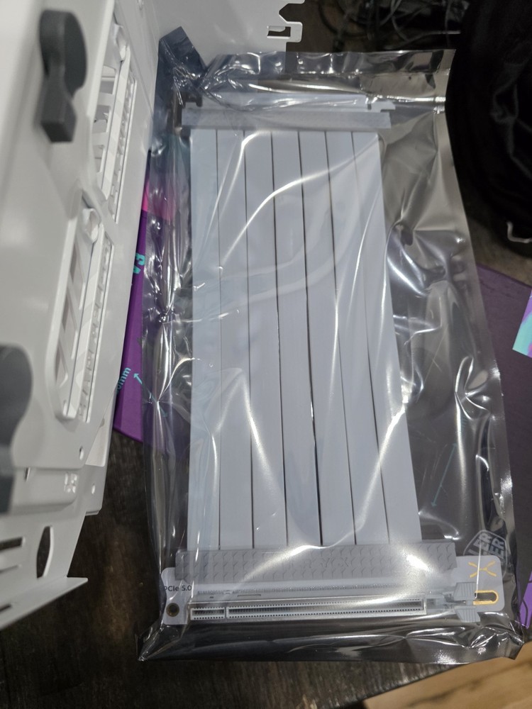 Coolermaster vertical gpu mount newest version + GEN 5 RISER CABLE - white