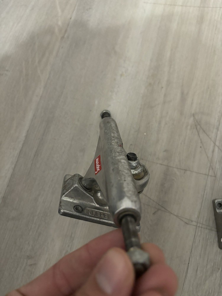 Supreme Skateboard Trucks