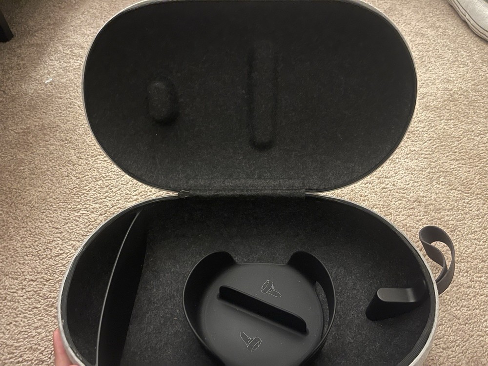 Meta Oculus Quest 2 Carrying Case Gray Fits Headset & Controller