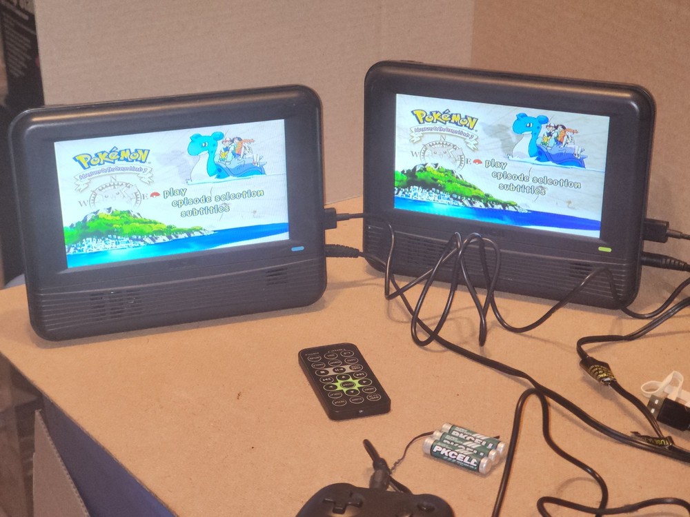 RCA 7" DOUBLE PLAY MOBILE DVD SYSTEM DUAL SCREENS GAME W/CONTROLLER DRC62705E24G