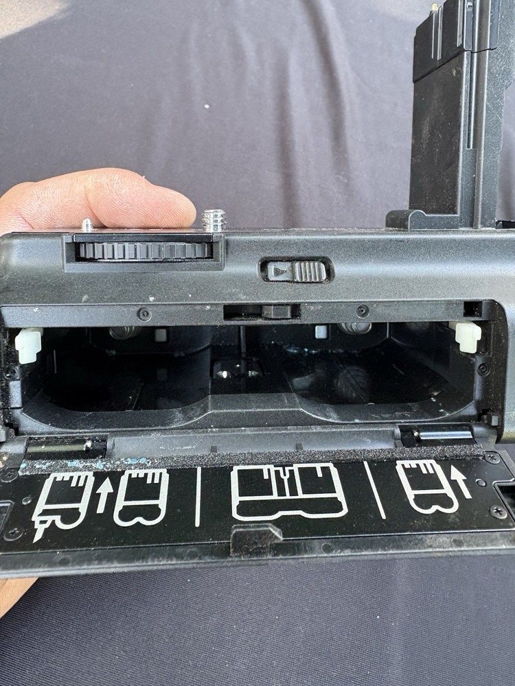 Canon BG-E7 Battery Grip ( missing battery compartment)