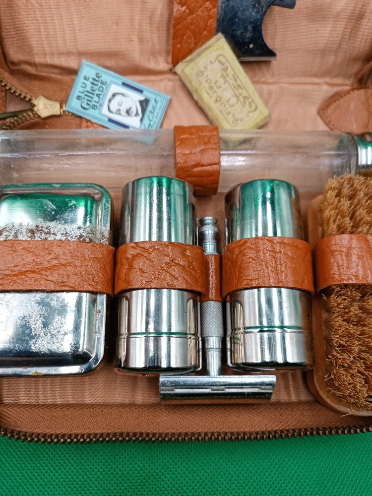 WWII WW2 Original toiletry set.