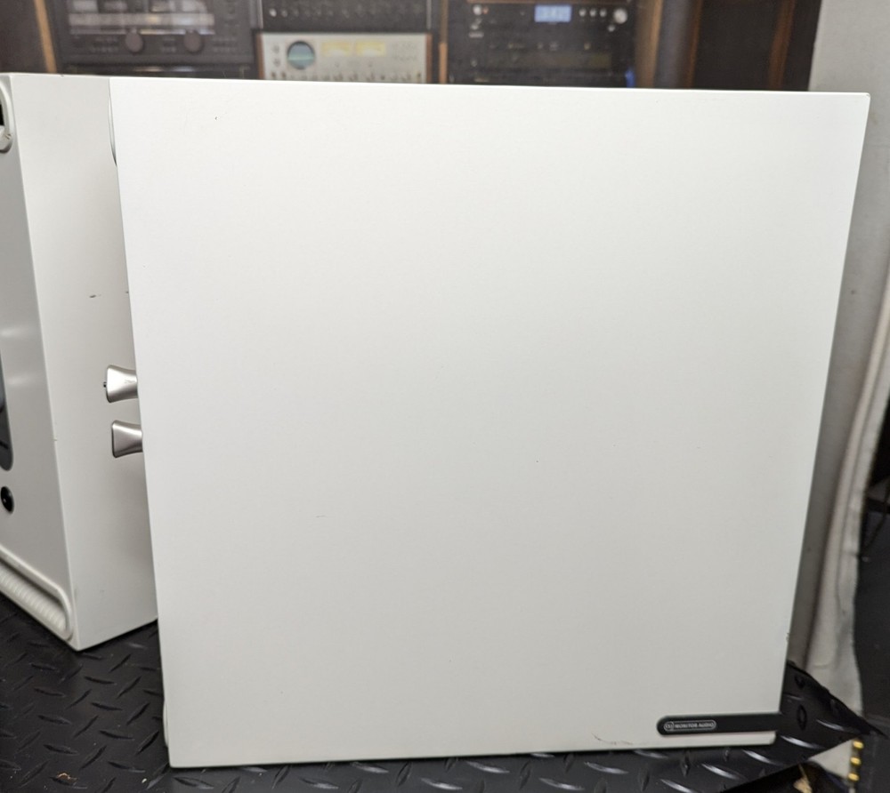 2 Monitor Audio Studio speakers
