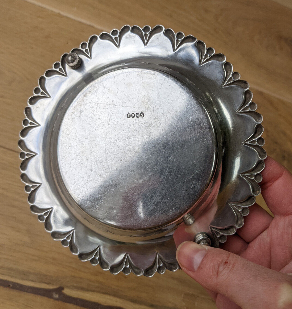 Silver plated circular serving basket with handle (E.P.N.S.)