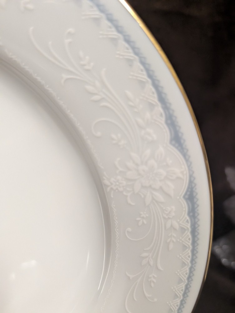 Noritake Christine - 5 Piece Dinner Set - Excellent Condition