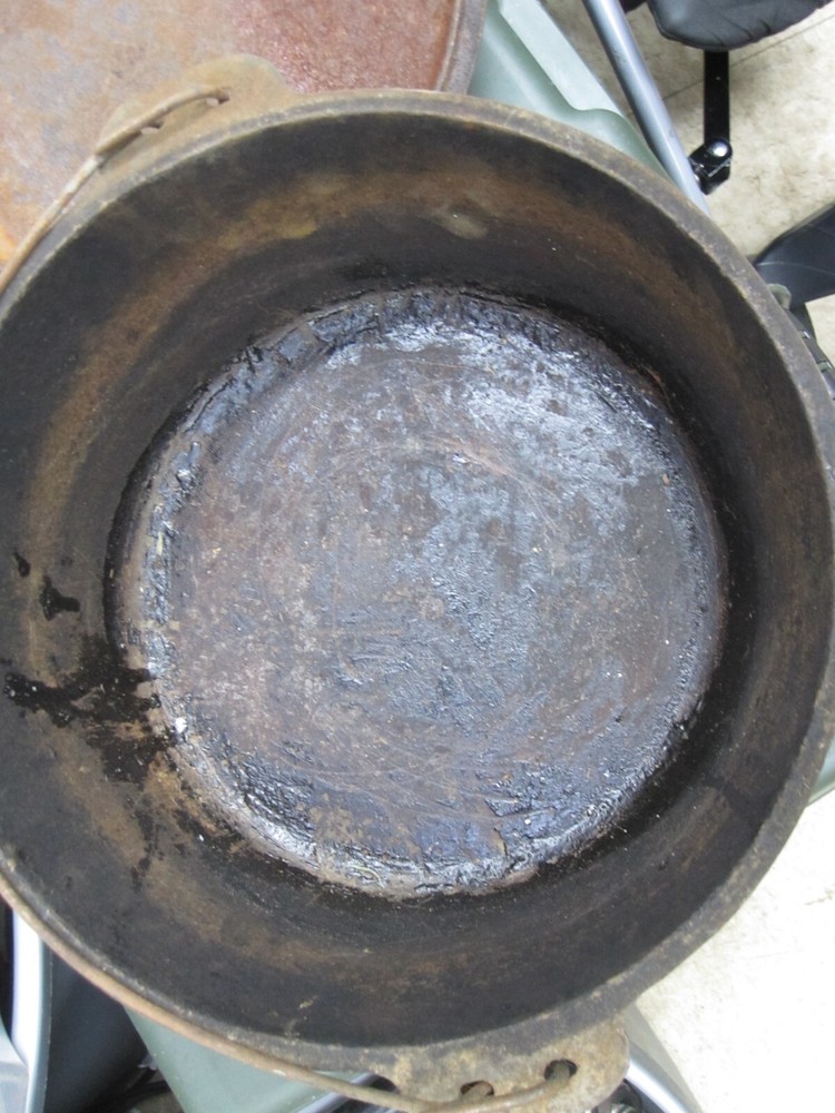 ANTIQUE CAST IRON DUTCH OVEN W/LID AND HANDLE