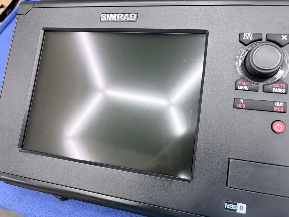 Simrad NSS 8 Sport GPS Chartplotter Sonar Multifunction Display W/ Cover
