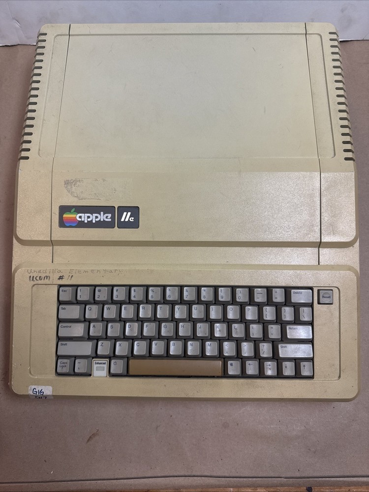Apple IIe A2S2064 Vintage Personal Computer. Power Tested. Light On.