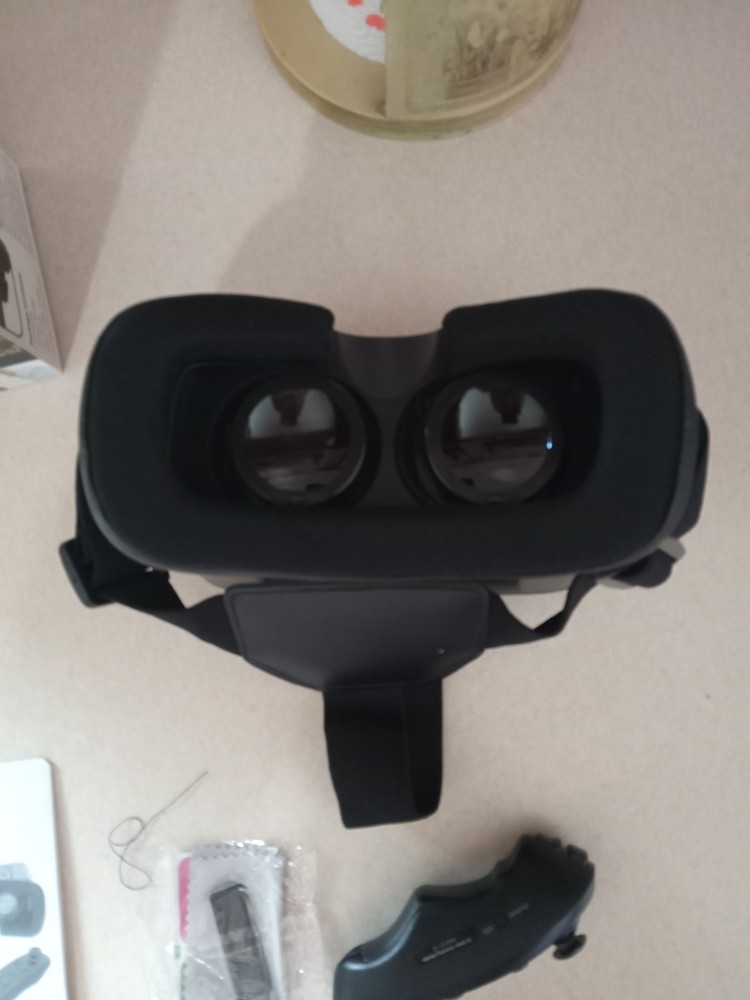 cynoculars vertual reality head set and remote