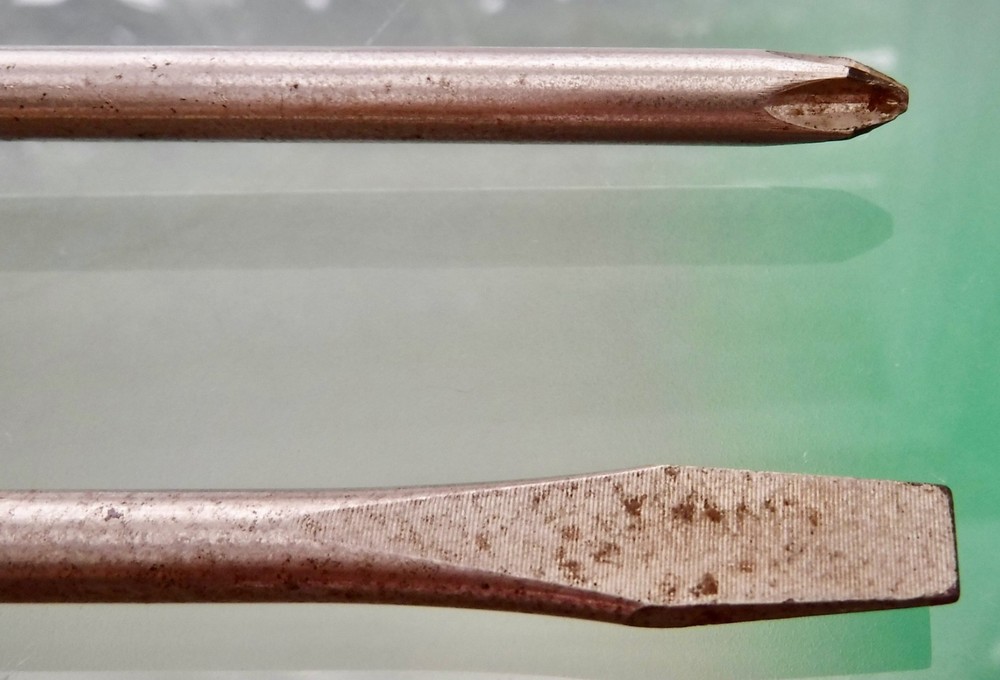 2 Stanley 7.5” Screwdrivers Flathead & Phillips Black & Cream Plastic Handle