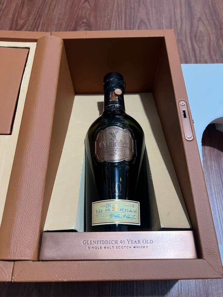 Empty bottle Glenfddich 40 Year