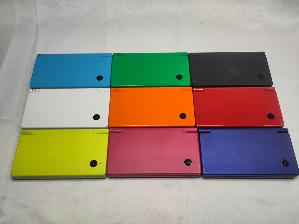 Nintendo DSi Handheld Game Console with Stylus. TESTED/WORKING