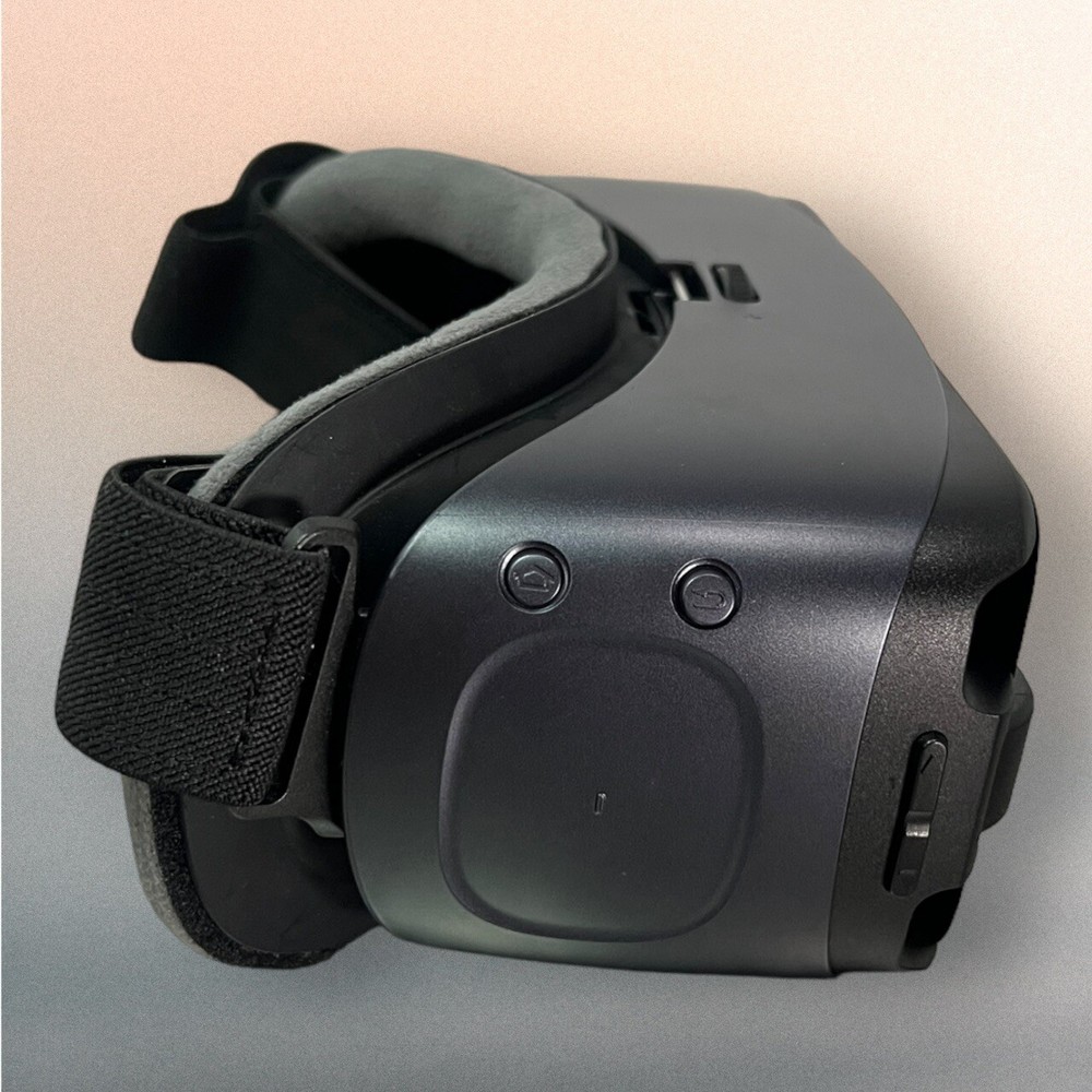 Samsung Gear VR Powered By Oculus Virtual Headset W/Controller SM-R324