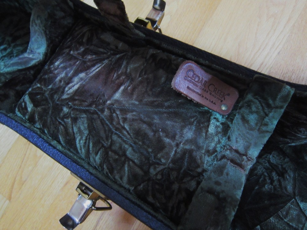 Cedar Creek Custom 17" hard-shell guitar case