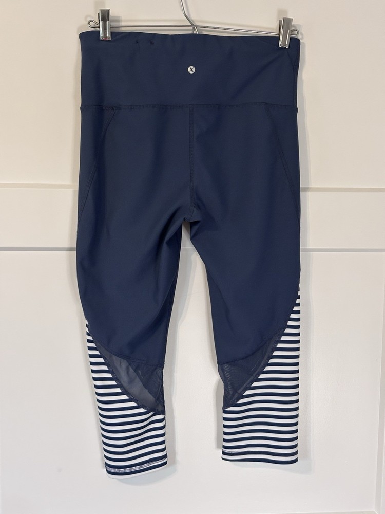 Xersion Women's Modern Performance Ocean Floor Stripe Mesh Capris Medium