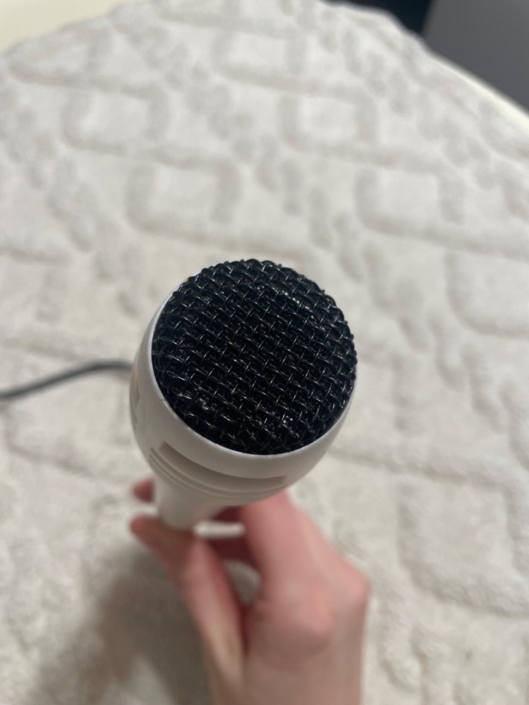 Wired Handheld Microphone 3.5mm Plug White – Karaoke Toy Basic Audio