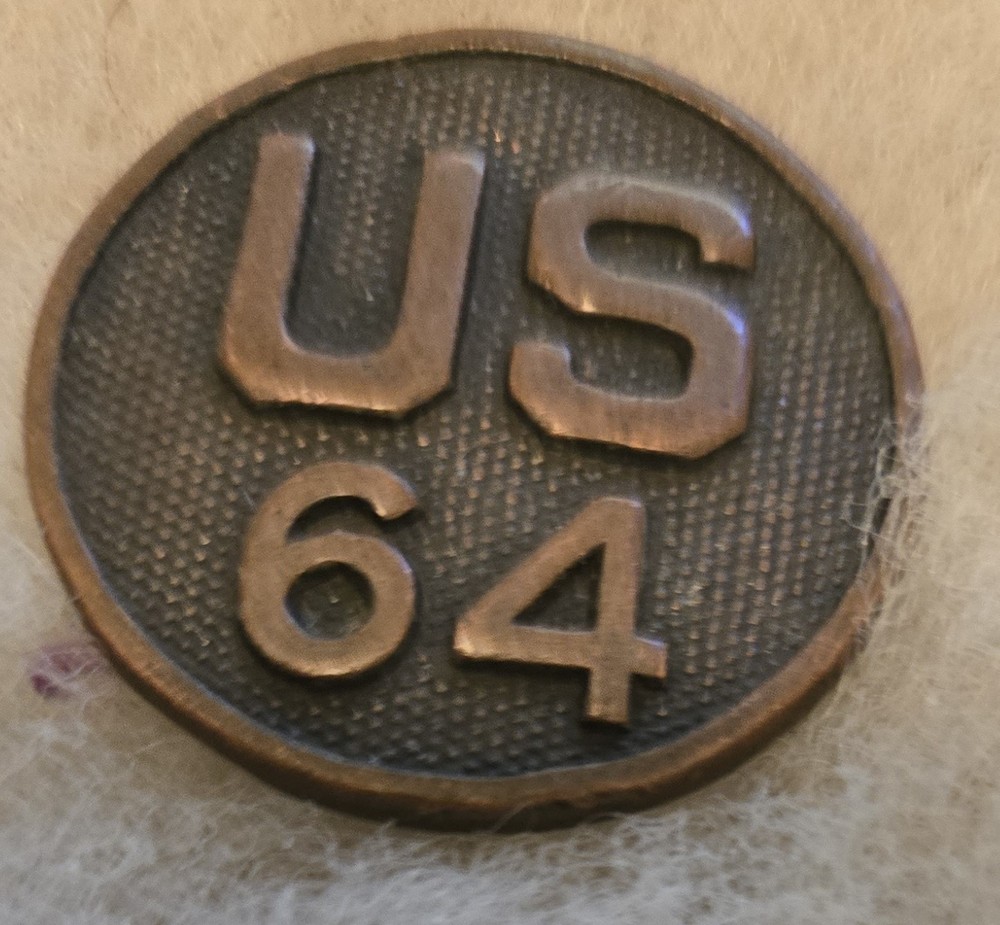 WW1 US 64th Regt. Collar Disc w/nut. 7th Division.