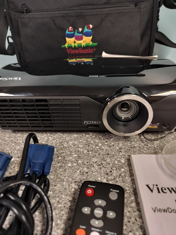 ViewSonic PJ258D Projector w/Case