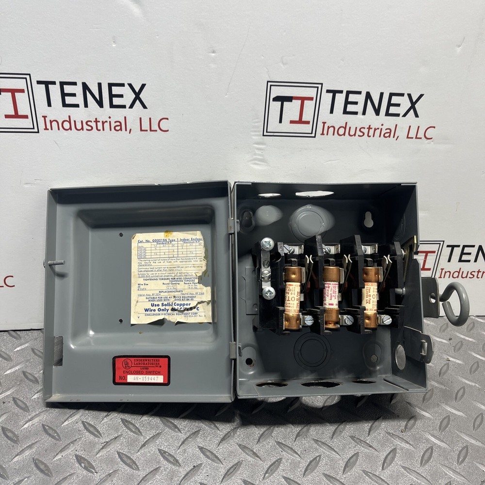 Enclosed Switch GD321SN 3-pole