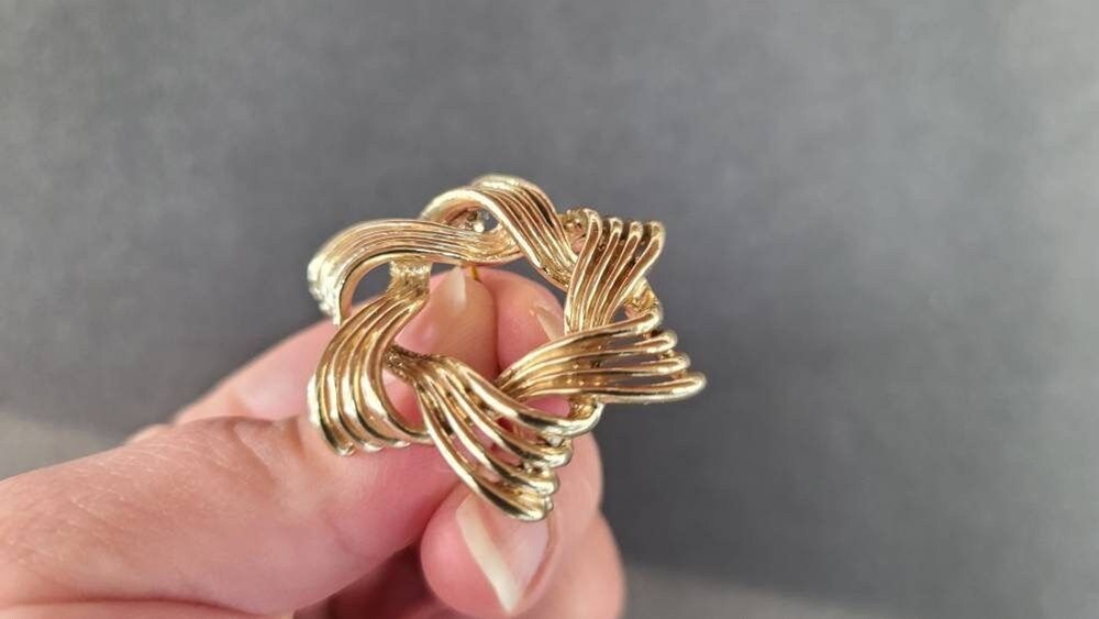 Gold Star Wreath Brooch