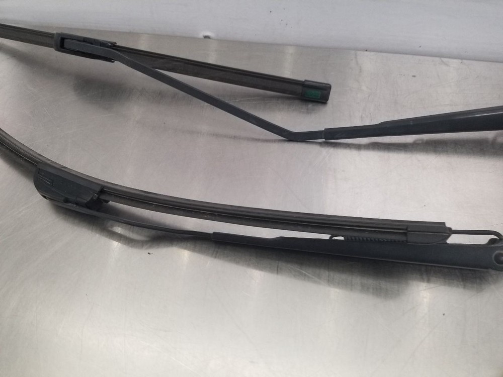 03 FORD TBIRD THUNDERBIRD WINDSHIELD WIPER ARM SET