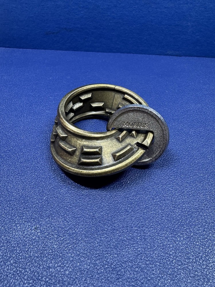Hanayama Cast Puzzle Model: "MOBIUS"