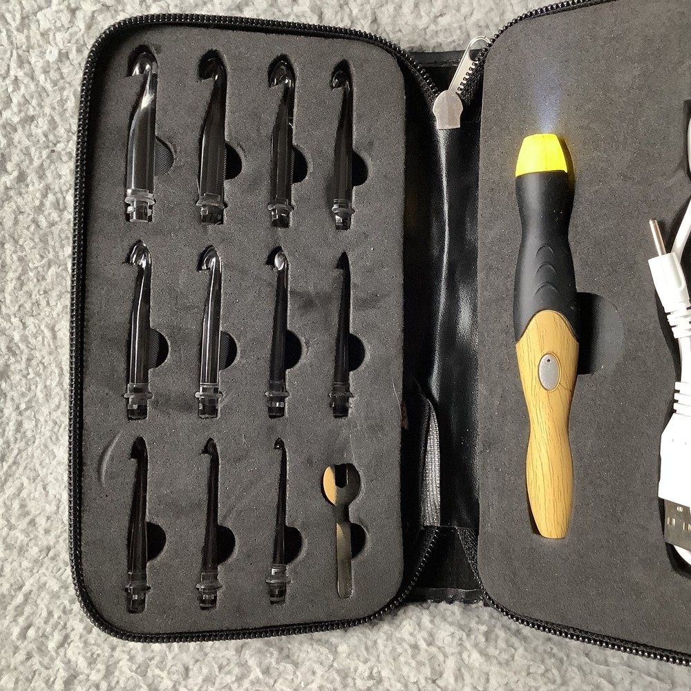 Yarniss Lighted Crochet Set Complete Zip Case Lighted Rechargeable Base Tested