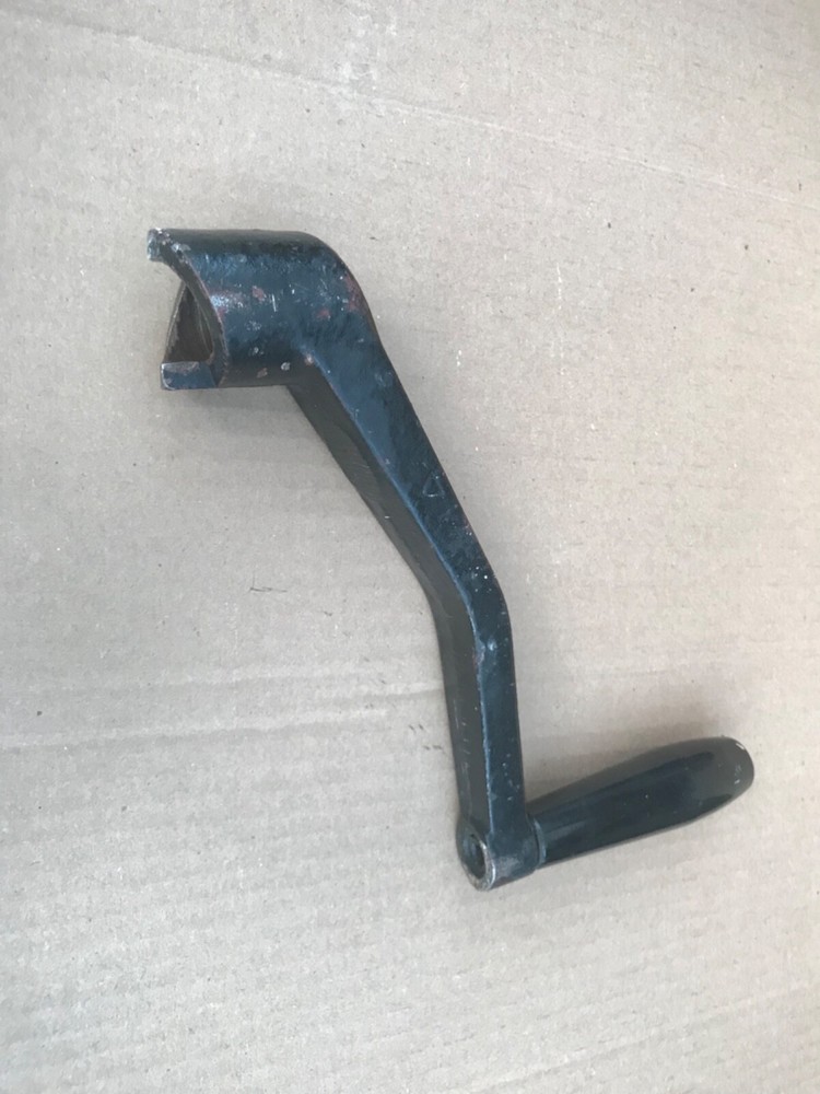 Engine starting hand crank handle