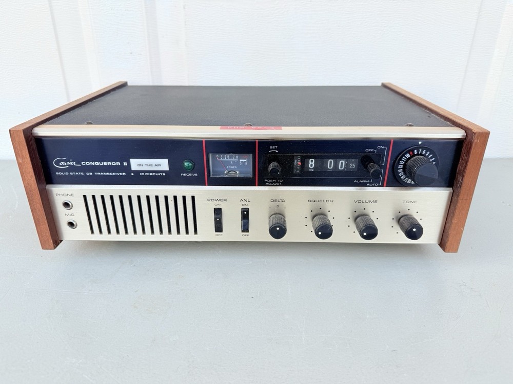 Vintage Courier Conqueror II CB Transceiver Radio Powers On Untested