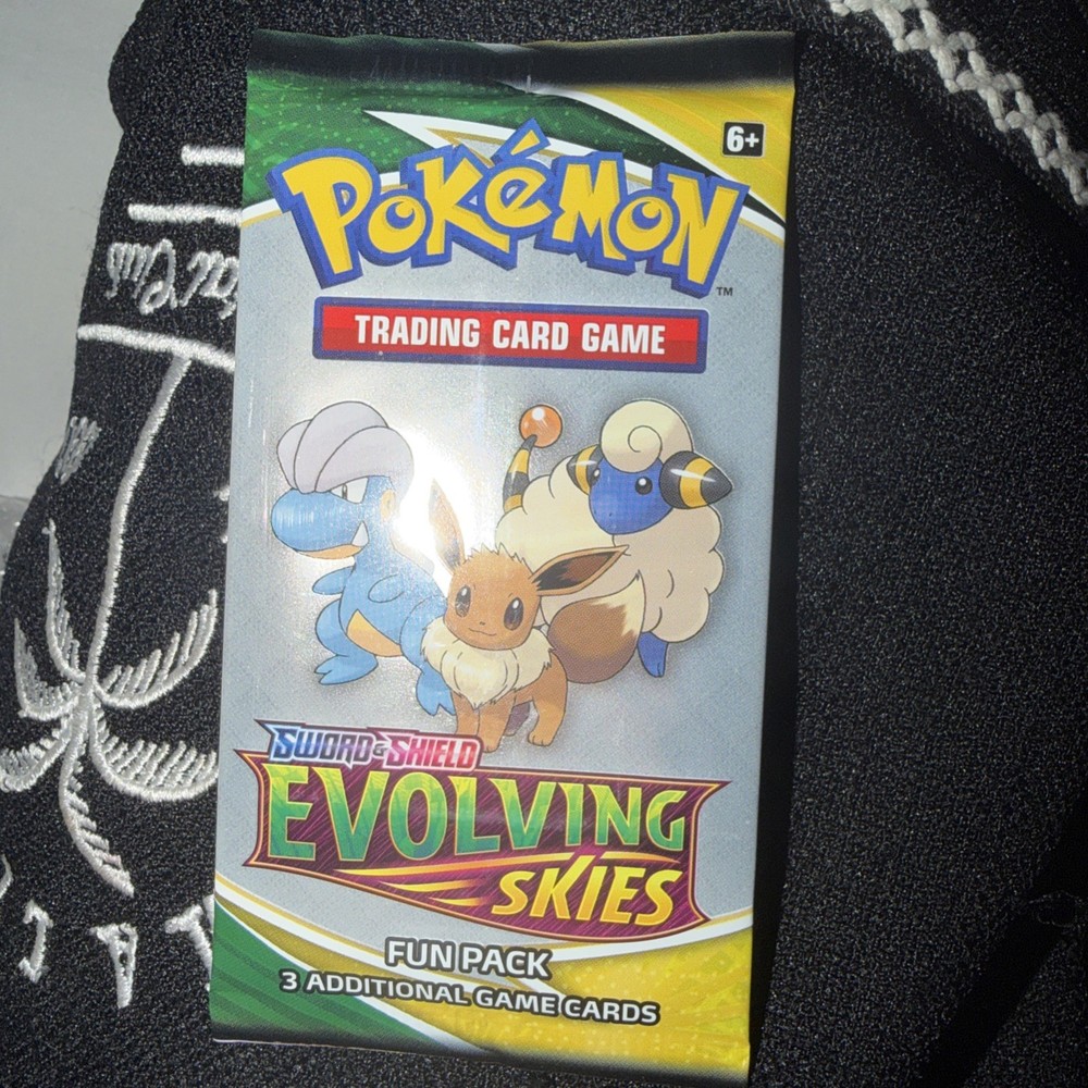 Pokémon TCG: Sword & Shield—Evolving Skies Fun Pack