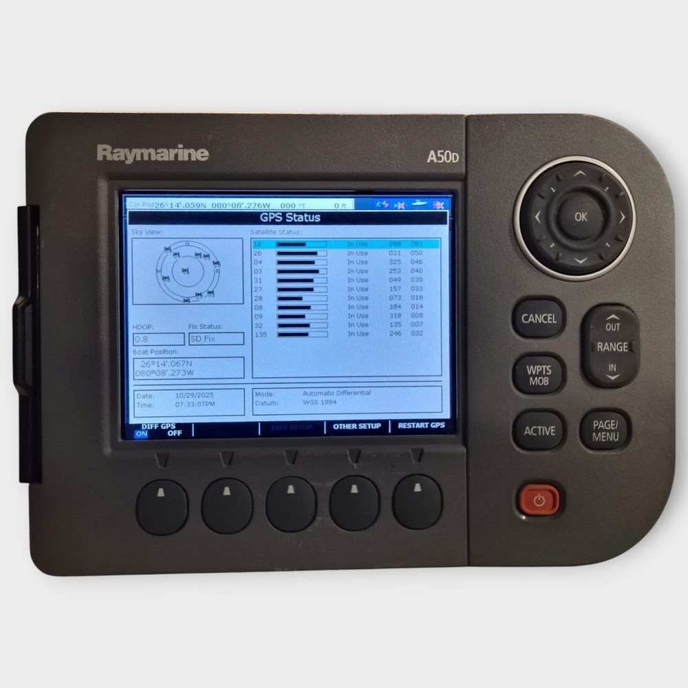 Raymarine A50D Multifunction Chartplotter Display -E62186- w/ Sun Cover - Tested