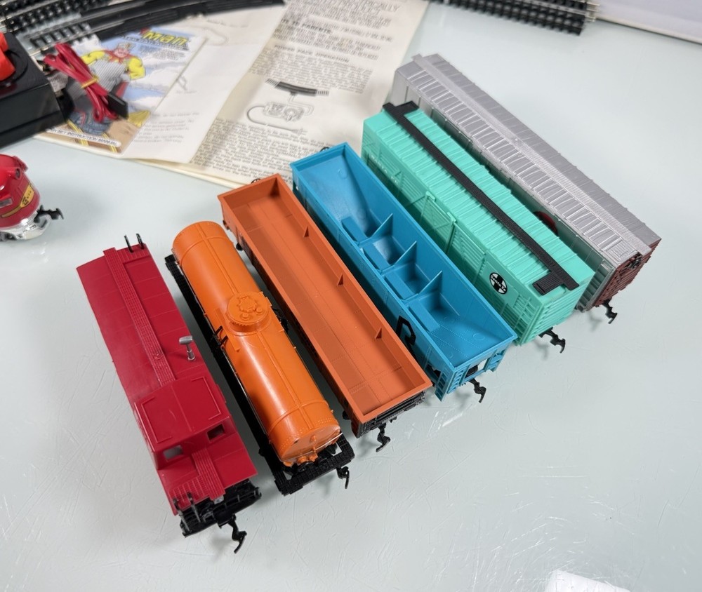 VTG 7pc Bachmann Santa Fe HO Scale Electric Train Set, Oval Track & Controller