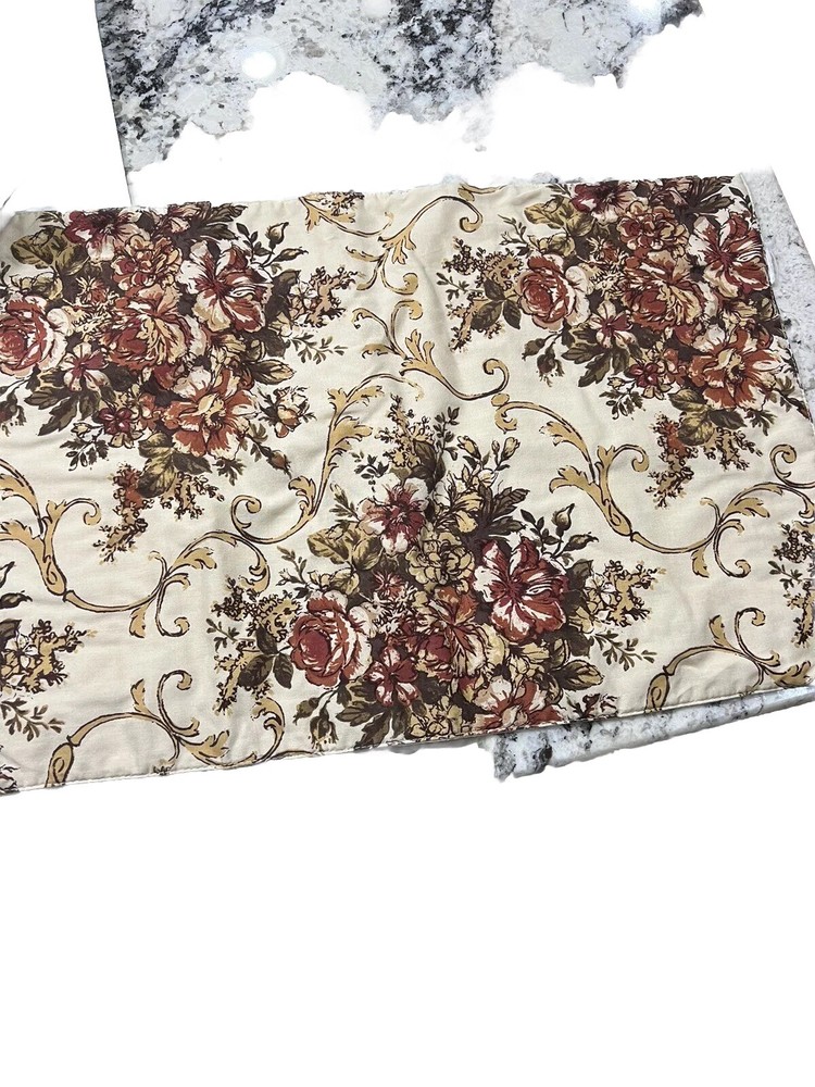 Vintage Table Runner And 4 Placemats