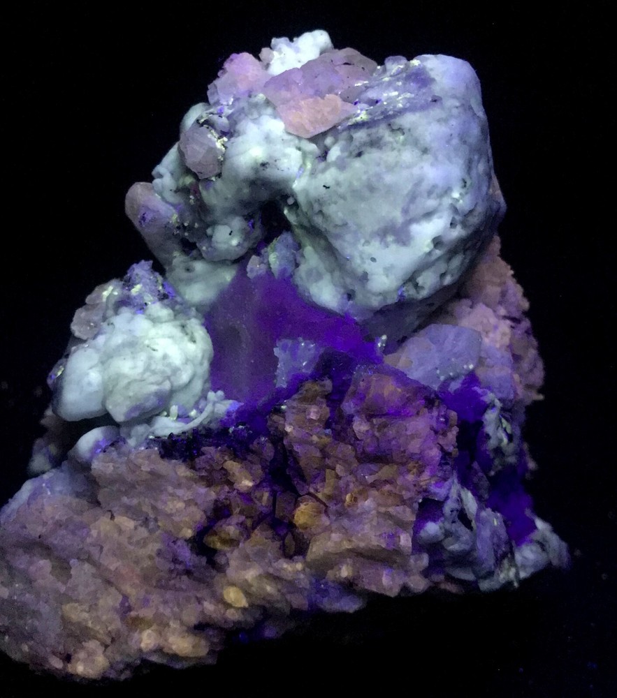 1030 GM Fluorescent,Phosphorescent Hackmanite on matrix Sar e Sang Afghanistan