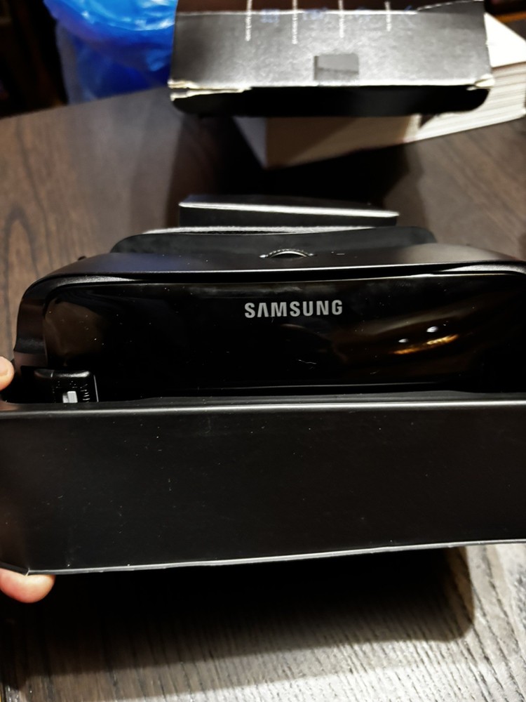 Samsung Gear VR SM-R324 With Controller - Complete - Powered by oculus