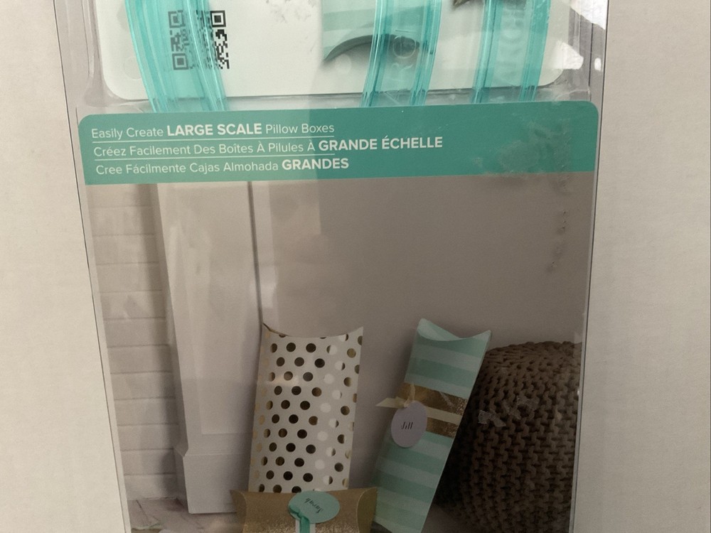 We R Memory Keepers Template Studio Pillow Box Guide