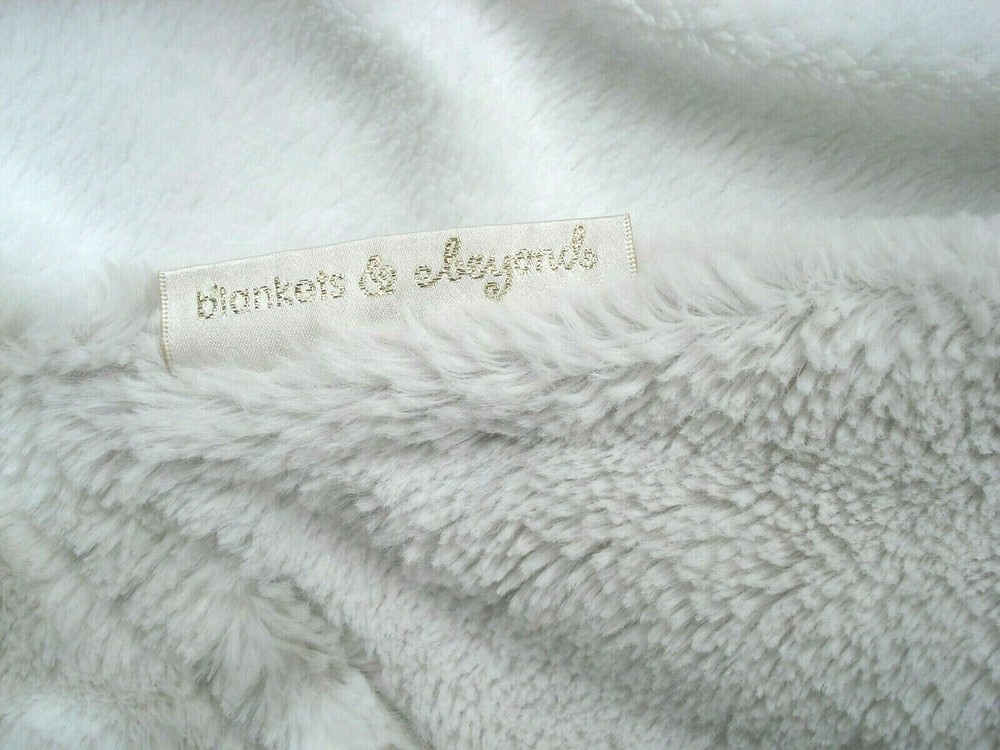 Blankets and Beyond Infant Hooded Bear Blanket Light Gray White Dots NEW