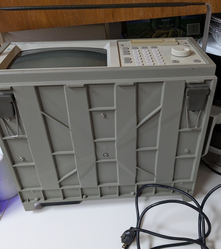 HP1650A Logic Analyzer Hewlett Packard Powers up incld Operating disk+manual DVD