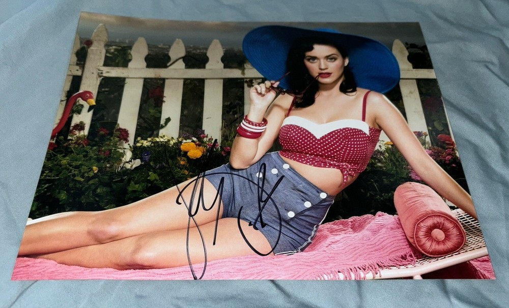 Katy Perry Signed 8x10 Photo
