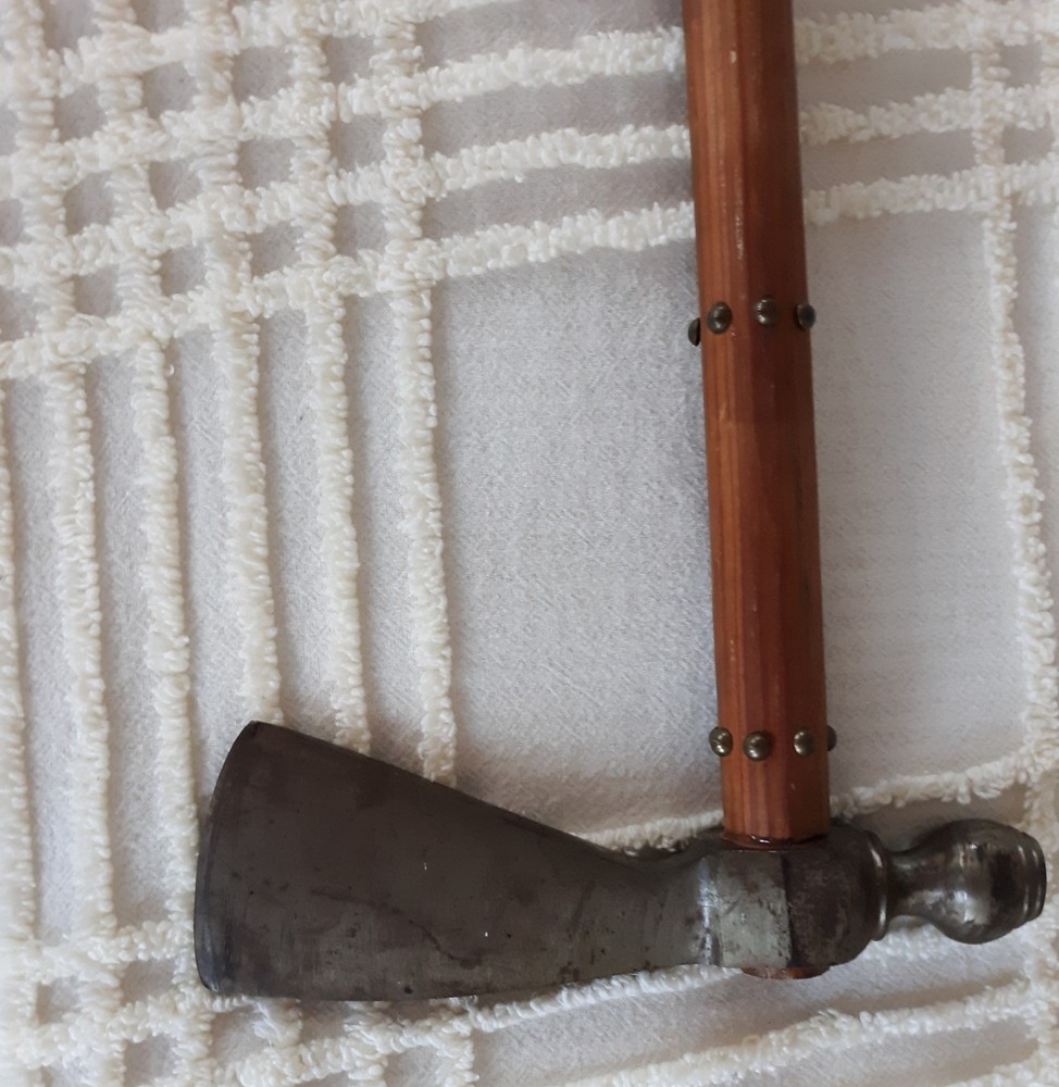 Tomahawk with Smoking Bowl - age Ax - Beads, feather & Studs - AX