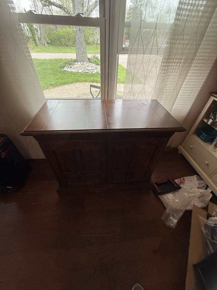 Vintage Ethan Allen Transitional Style Flip Top Maple Bar/Server Cabinet