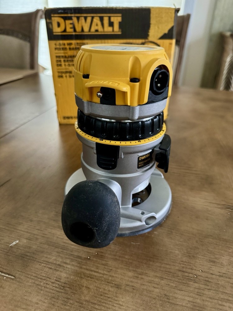 DeWalt DW616 1-3/4 HP Router – Powers On – See Notes