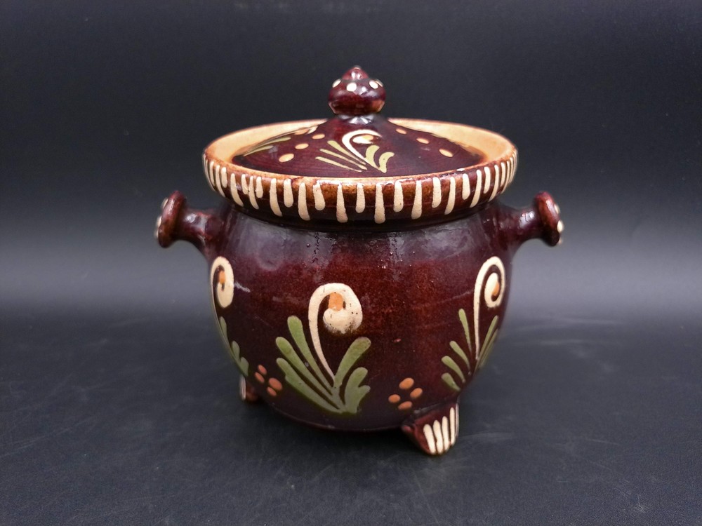 Bowl Pot With Lid Unique Design Pattern and 2 pitchers Vintage