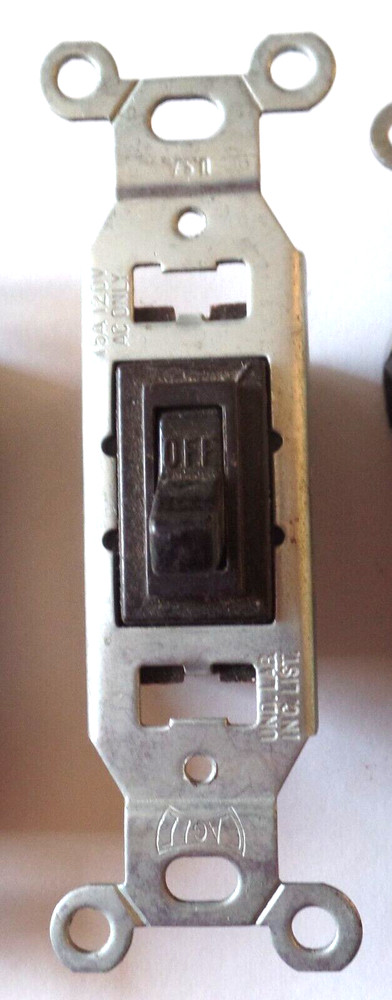 5 Vintage LEVITON & EAGLE Plugs (k)