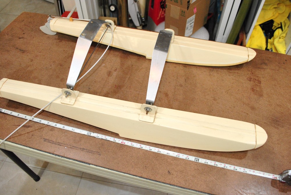 RC airplane 40 size floats, pontoons, plastic. Nice!