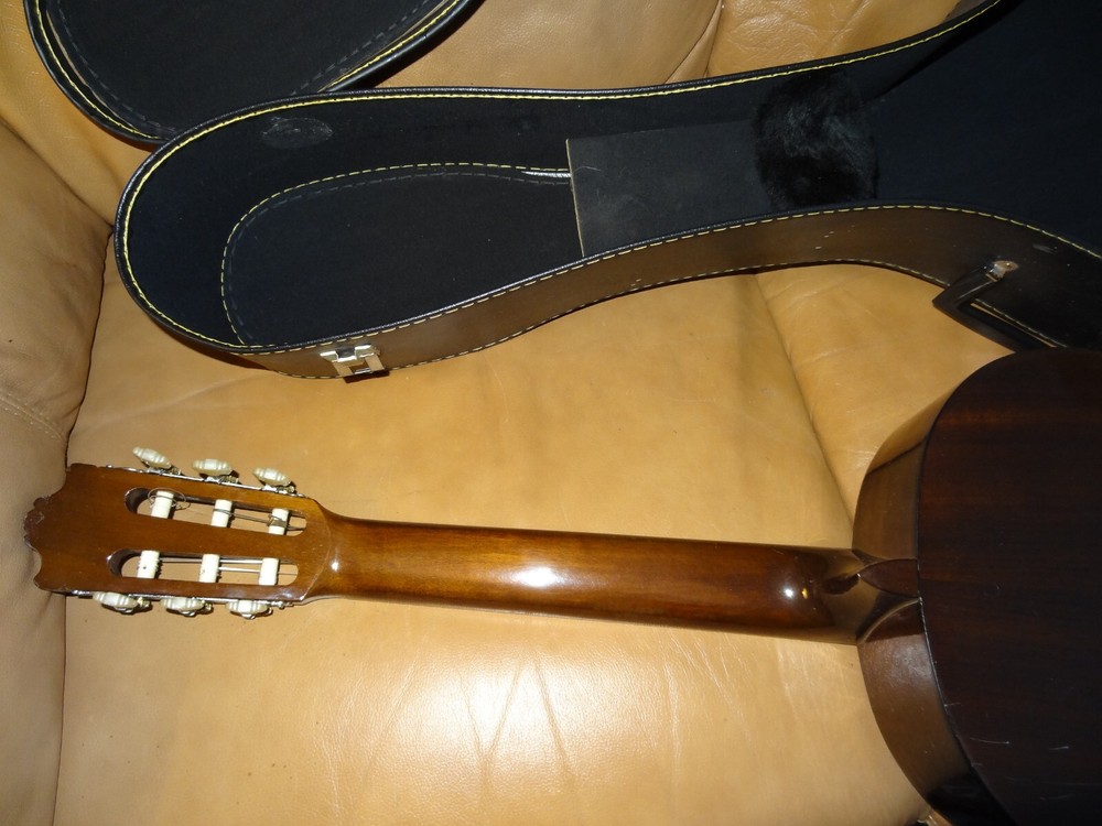 Yamaha C-150 Classical Acoustic Guitar + Case