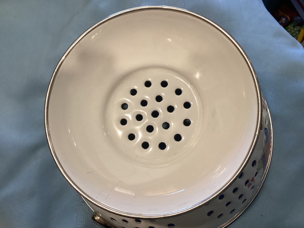 New White Pedestal Enamelware Fruit Decor Colander